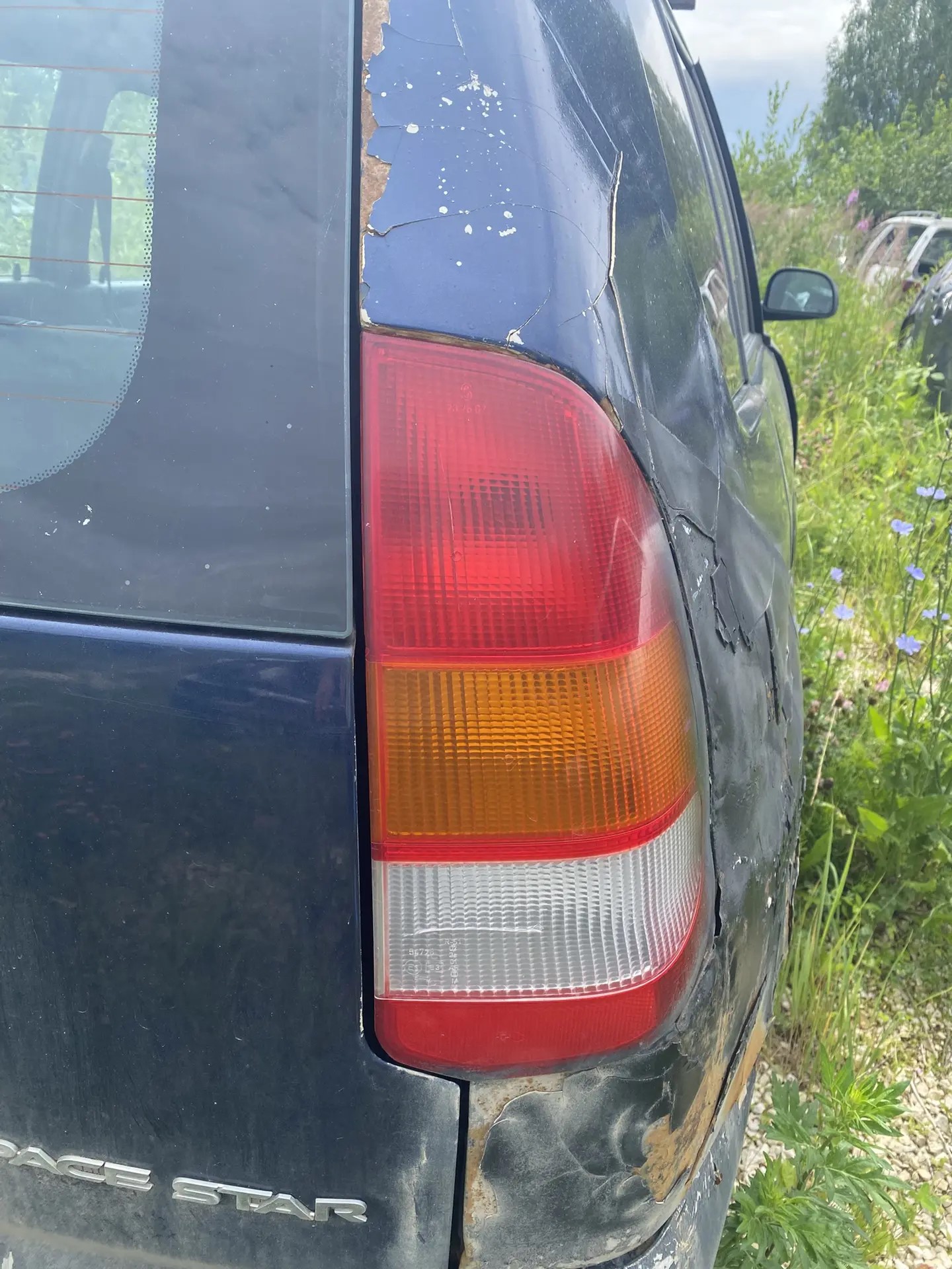 Mitsubishi Space Star Фонарь задний правый Mitsubishi Space Star 1998-2002 (дефект трещина) MR392750
