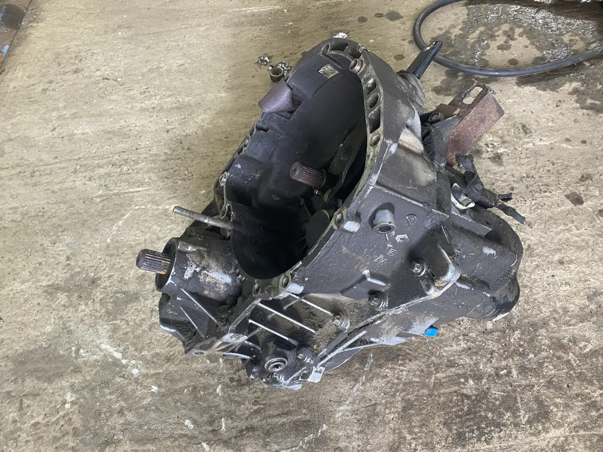 Renault Logan 2005-2014 МКПП Renault Logan; Sandero K7M/K7J 2005-2014 (самодельный кронштейн)  МКПП (механическая коробка переключения передач) Logan 2005-2014 (1.4/1.6 JH3057/JH3060 320105151R)