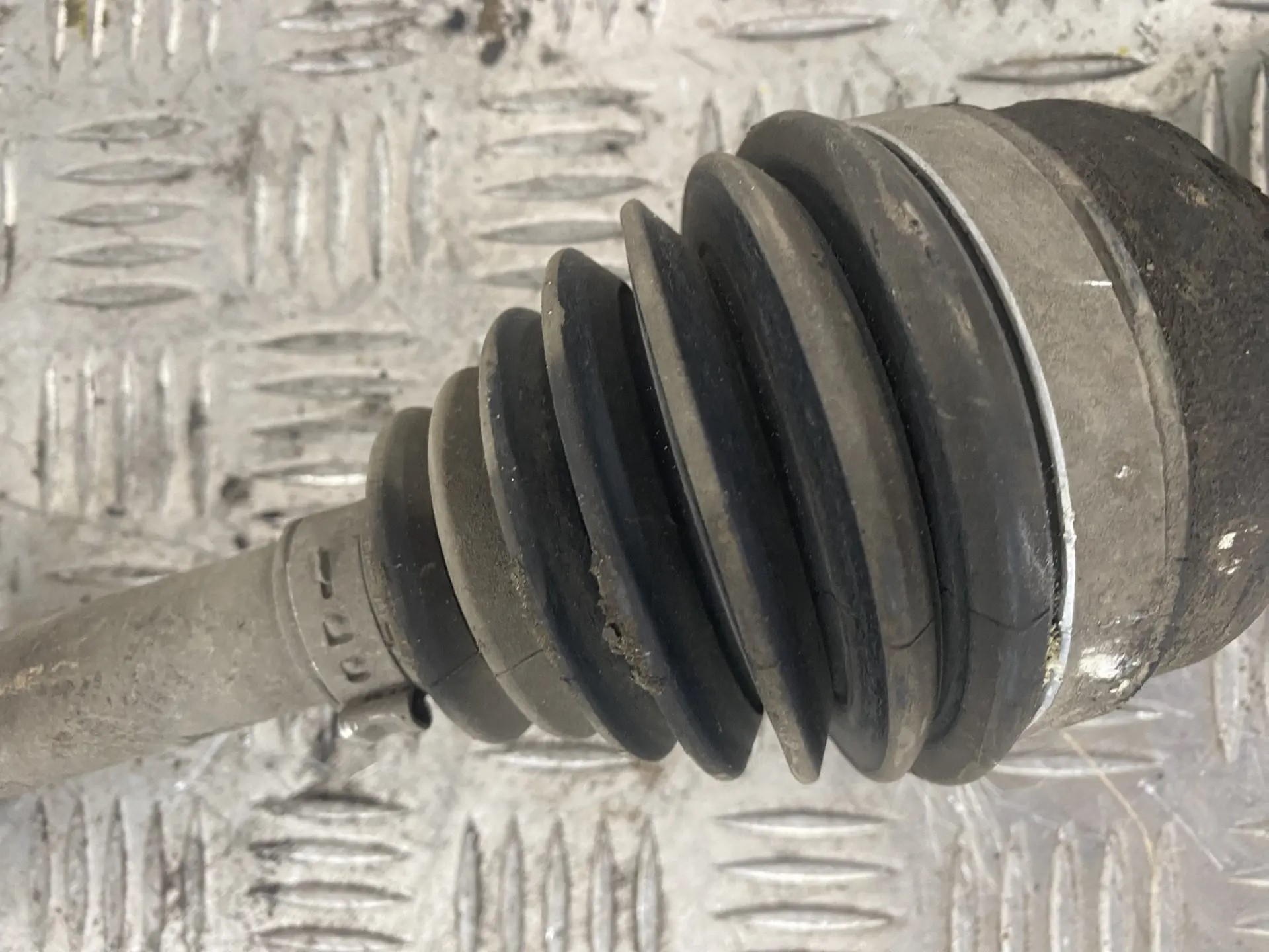 Renault Logan 2005-2014 Полуось передняя правая Logan 205-2014 Sandero 2009-2014 (МКПП 8200985007 8201045819)  1.4/1.6 K7M /K7J  (люфт наружнего ШРУСа)8201045819