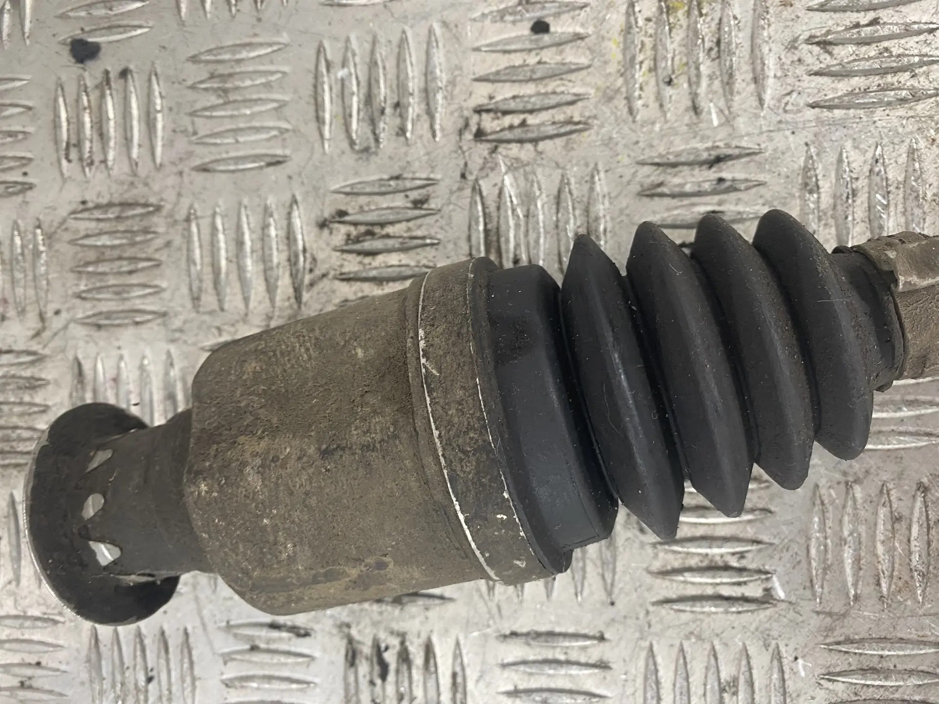 Renault Logan 2005-2014 Полуось передняя правая Logan 205-2014 Sandero 2009-2014 (МКПП 8200985007 8201045819)  1.4/1.6 K7M /K7J  (люфт наружнего ШРУСа)8201045819