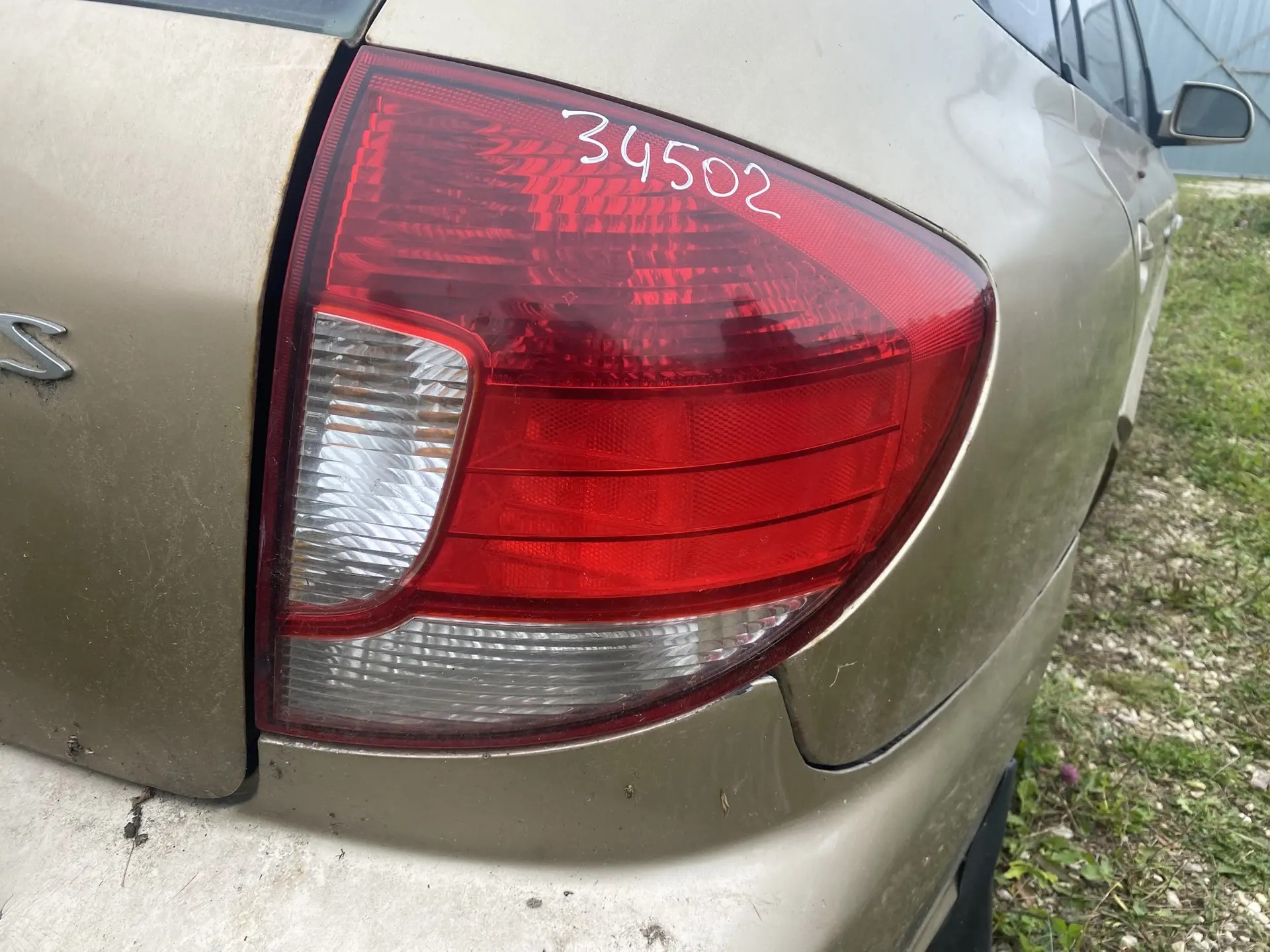 Kia RIO 2000-2004 Фонарь задний правый Kia Rio 2000-2005 (универсал) 92402FD070