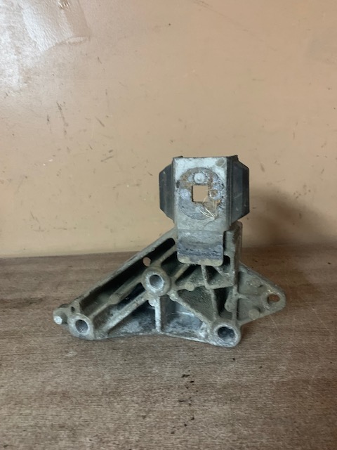 Renault Kangoo Кронштейн двигателя правый RENAULT Kangoo 1997-2003  CLIO/SYMBOL (1998-2008) (ПРАВЫЙ ВЕРХНИЙ)