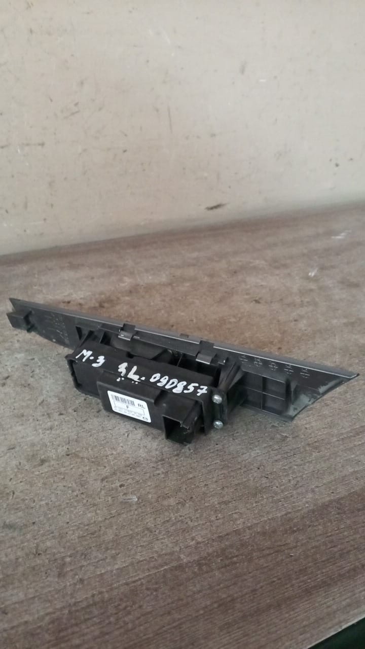 Mazda Mazda 3 (BK) Кнопка стеклоподъемника Mazda 3 (BK) 2002-2009 (ЗАДНЯЯ ЛЕВАЯ) с накладкой