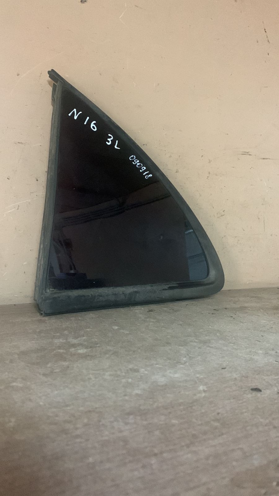 Nissan Almera N16 Стекло двери задней левой (форточка) Almera N16 2000-2006 (СЕДАН 822639M700 82263-9M700)