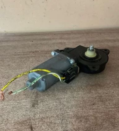 Ford Fiesta 2001-2007 Моторчик стеклоподъемника Fusion 2002>;Fiesta 2001-2007  (ПЕРЕДНИЙ ЛЕВЫЙ) 0130821938