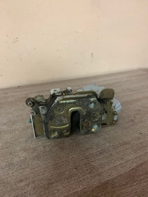 Замок двери передней правой Nissan PRIMERA P11  805022F900