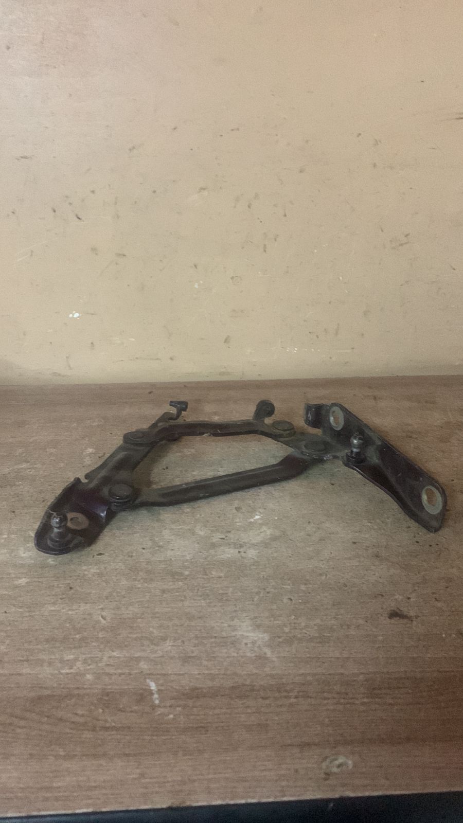 Петля крышки багажника правая  для Mazda 3 (BK) 2002-2009 (BN8V52710C)