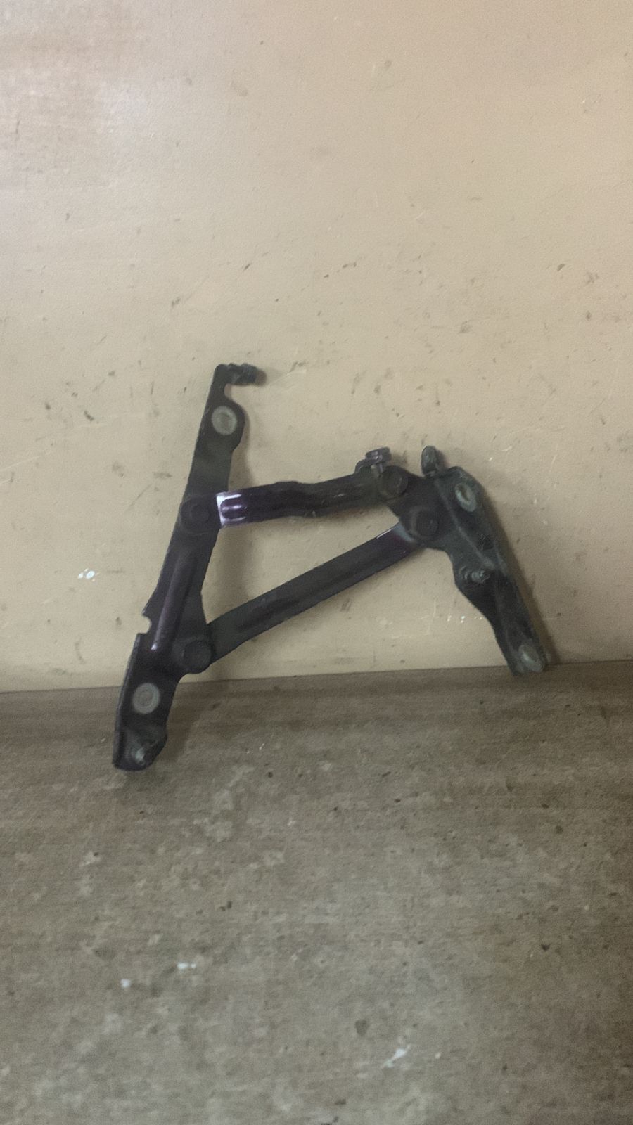 Mazda Mazda 3 (BK) Петля крышки багажника правая  для Mazda 3 (BK) 2002-2009 (BN8V52710C)