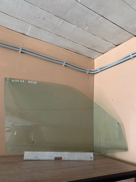 Mercedes Benz W124 Стекло двери передней правой W124 1984-1993 (СЕДАН УНИВЕРСАЛ)  1247200418