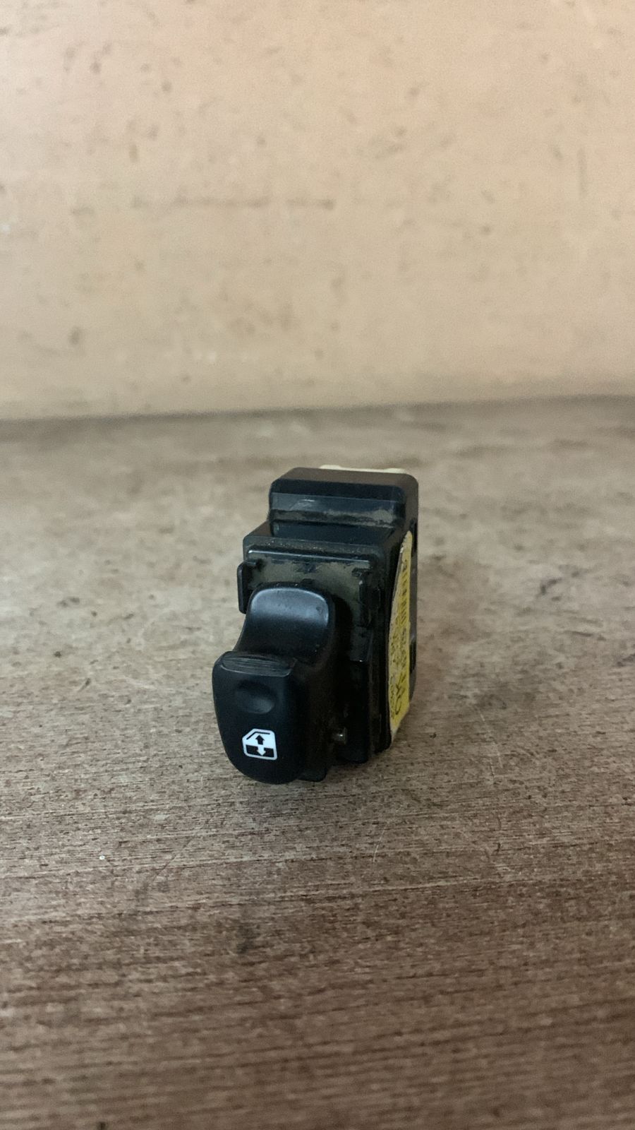 Hyundai Accent 2000- (+ ТАГАЗ) Кнопка стеклоподъемника Accent II (+ТАГАЗ) 2000-2012 (ЗАДНЯЯ) 9358025015PK
