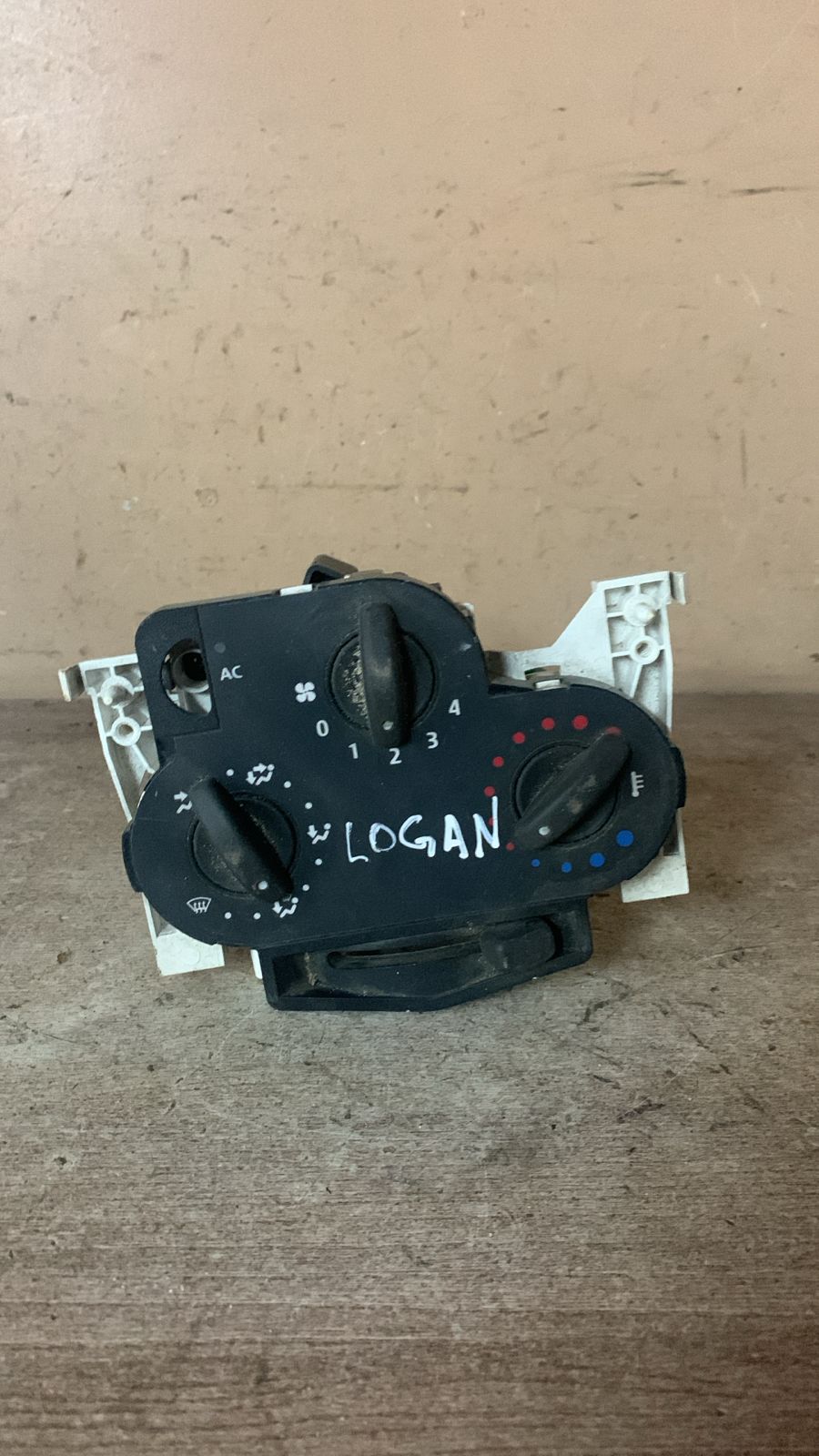 Блок управления печкой  Logan 2005-2014  (ДО 2010 ГОДА БЕЗ КОНДИЦ-РА) n100920k  6001547666