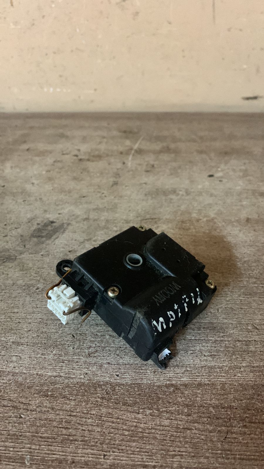 Моторчик заслонки отопителя  (сломано крепление!) для Hyundai Matrix 2001-2010 971592D000 цена без фишки!