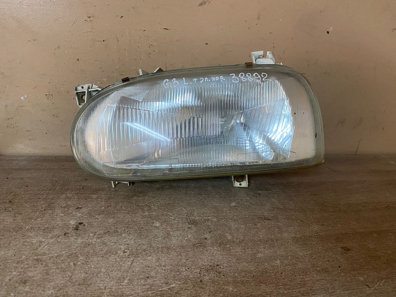 Volkswagen Golf III-Vento Фара левая Golf III 1991-1997 1H941015BP 0301034321  дефект крепления , оригинал!