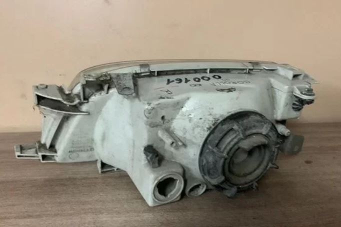Toyota Corolla E10 Фара правая для Toyota Corolla E10 1992-1997 Приклеены верхние уши corello 811101E281 811301E281
