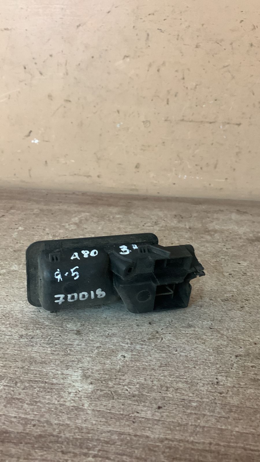 Audi 80-90 [B4] Ручка двери внутренняя правая A4 [B6] 2000-2004;80/90 [B3] 1986-1991;100/200 [44] 1983-1991;V8 1988-1994;80/90 [B4] 1991-1994 (893837020) правая перед=задняя