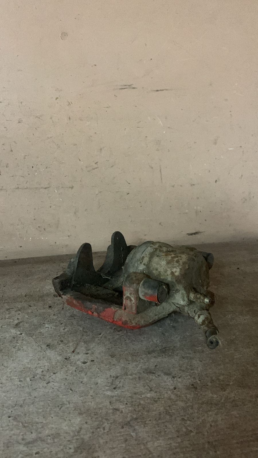 Mazda Mazda 3 (BK) Суппорт передний правый  для Ford Focus II 2005-2008  1682875  BPYK3361XA  BP4K33281B