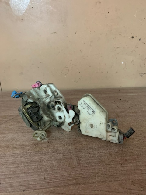 Замок двери передней правой для Nissan Almera N15 1995-2000 (8055289918   (8050279915)