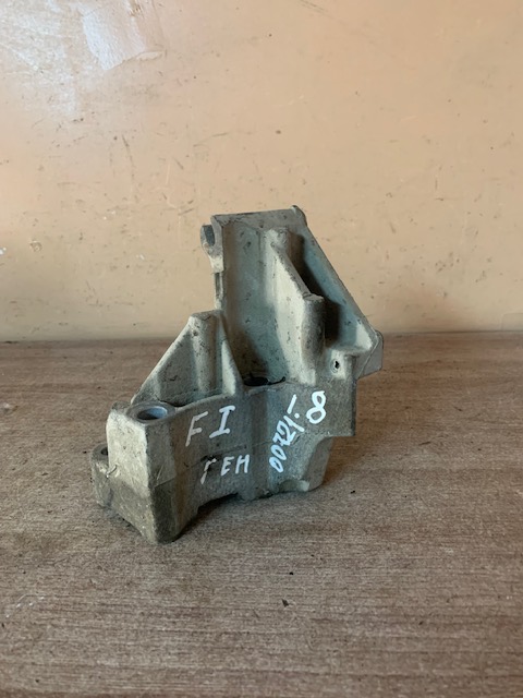 Ford Mondeo II Кронштейн генератора Focus I 1998-2005;Maverick 2001-2007;Mondeo I 1993-1996;Mondeo II 1996-2000;Tribute (EP) 2000-2007;Transit/Tourneo Connect 2002-2013;Escape 2001-2006;Cougar 1998-2001 (98BB10039Ad 1134709)