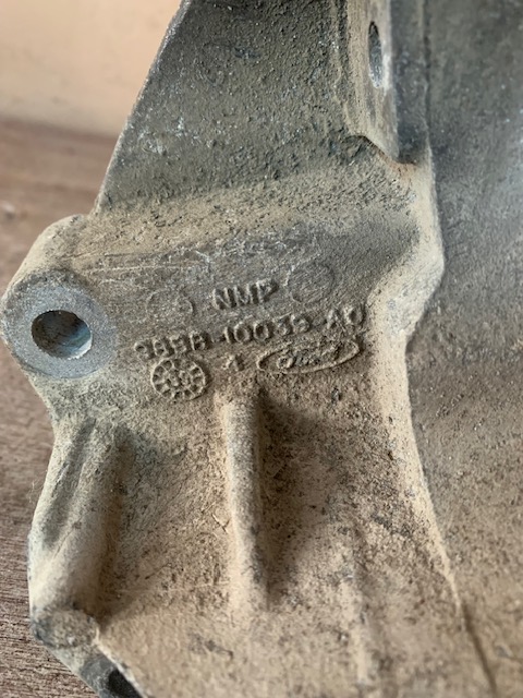 Ford Mondeo II Кронштейн генератора Focus I 1998-2005;Maverick 2001-2007;Mondeo I 1993-1996;Mondeo II 1996-2000;Tribute (EP) 2000-2007;Transit/Tourneo Connect 2002-2013;Escape 2001-2006;Cougar 1998-2001 (98BB10039Ad 1134709)