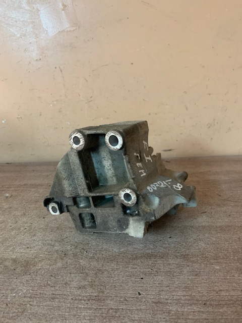 Ford Mondeo II Кронштейн генератора Focus I 1998-2005;Maverick 2001-2007;Mondeo I 1993-1996;Mondeo II 1996-2000;Tribute (EP) 2000-2007;Transit/Tourneo Connect 2002-2013;Escape 2001-2006;Cougar 1998-2001 (98BB10039Ad 1134709)