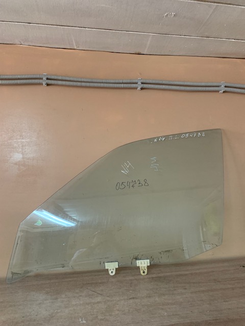 Nissan Sunny N14 Стекло двери передней левой для Nissan Sunny N14 1990-1995  царапины  8230052C00