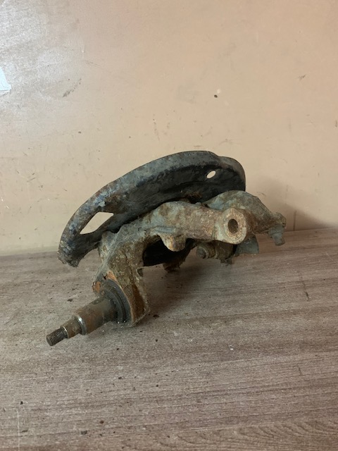 Nissan Primera P10 (1990-1996) Кулак поворотный передний правый для Nissan Primera P10E 1990-1996 4001050J02