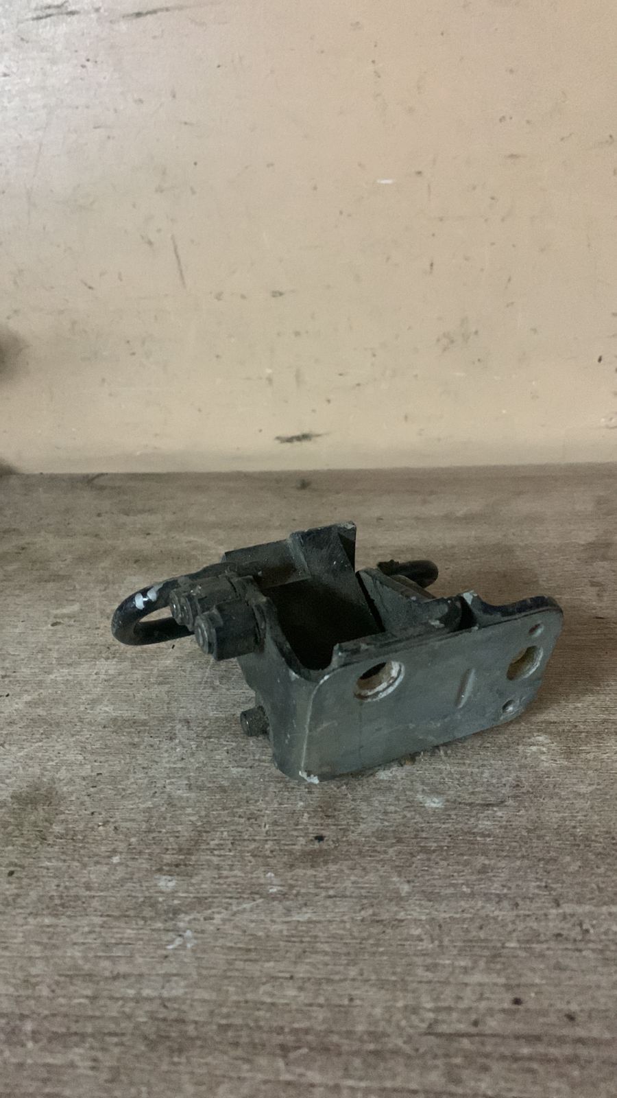 Audi A4 [B7] Петля двери передней правой нижняя A4 [B7] 2005-2007;A6 [C6,4F] 2004-2011;A4 [B6] 2000-2004;A3 [8PA] Sportback 2004-2013;Q7 [4L] 2005-2015;A3 [8P1] 2003-2013;Allroad quattro 2006-2012;Exeo 2009-2013 (8E0831412B)