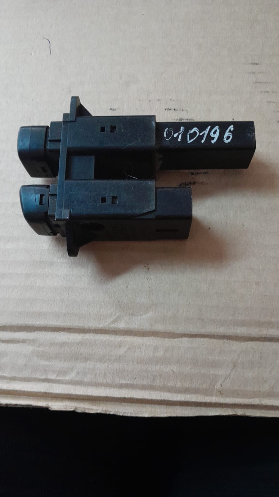 Toyota Corolla E10 Кнопка обогрева заднего стекла для Toyota Corolla E10 1992-1997 (+аварийка) 8433212390  8433212330