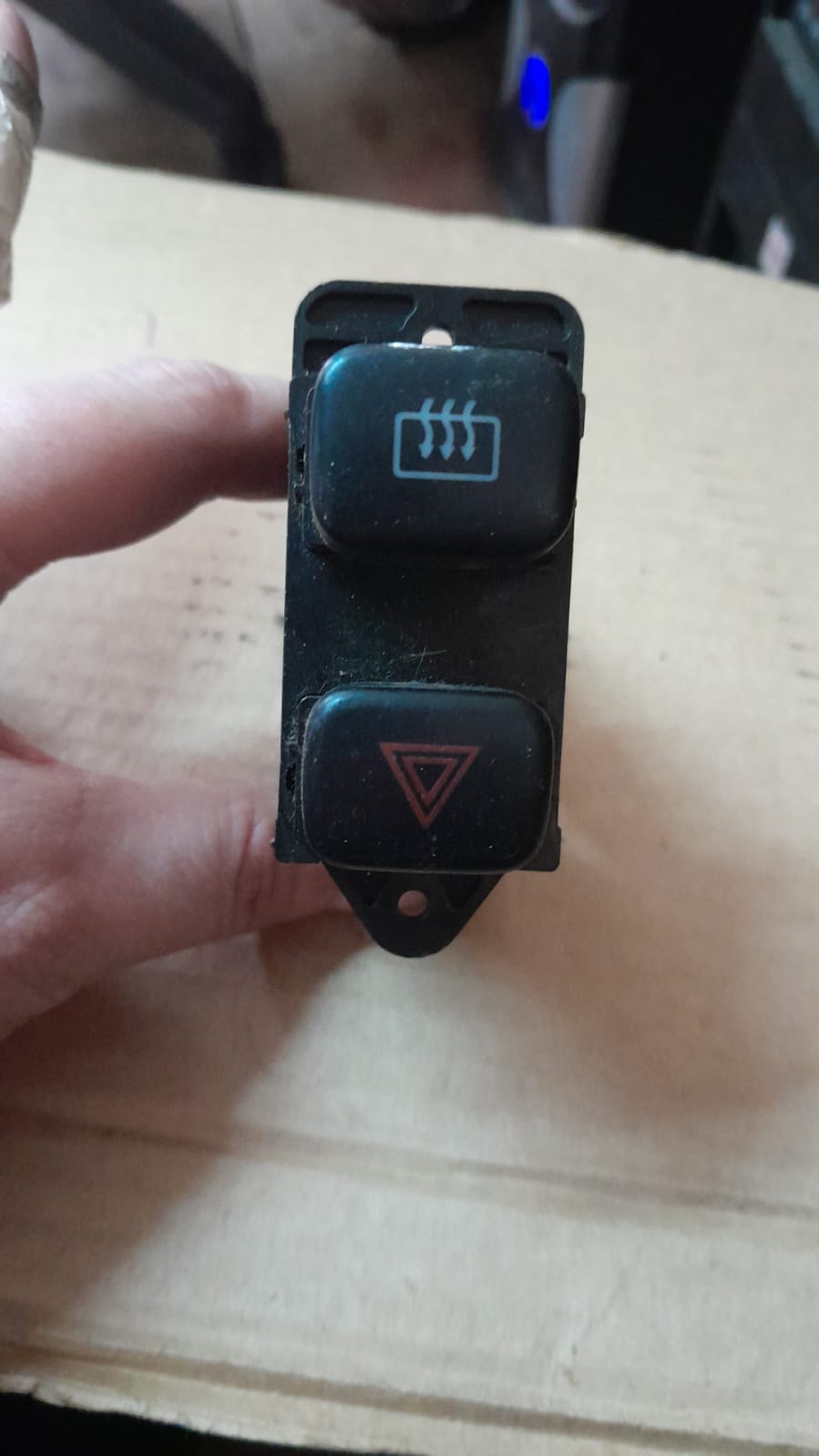 Toyota Corolla E10 Кнопка обогрева заднего стекла для Toyota Corolla E10 1992-1997 (+аварийка) 8433212390  8433212330