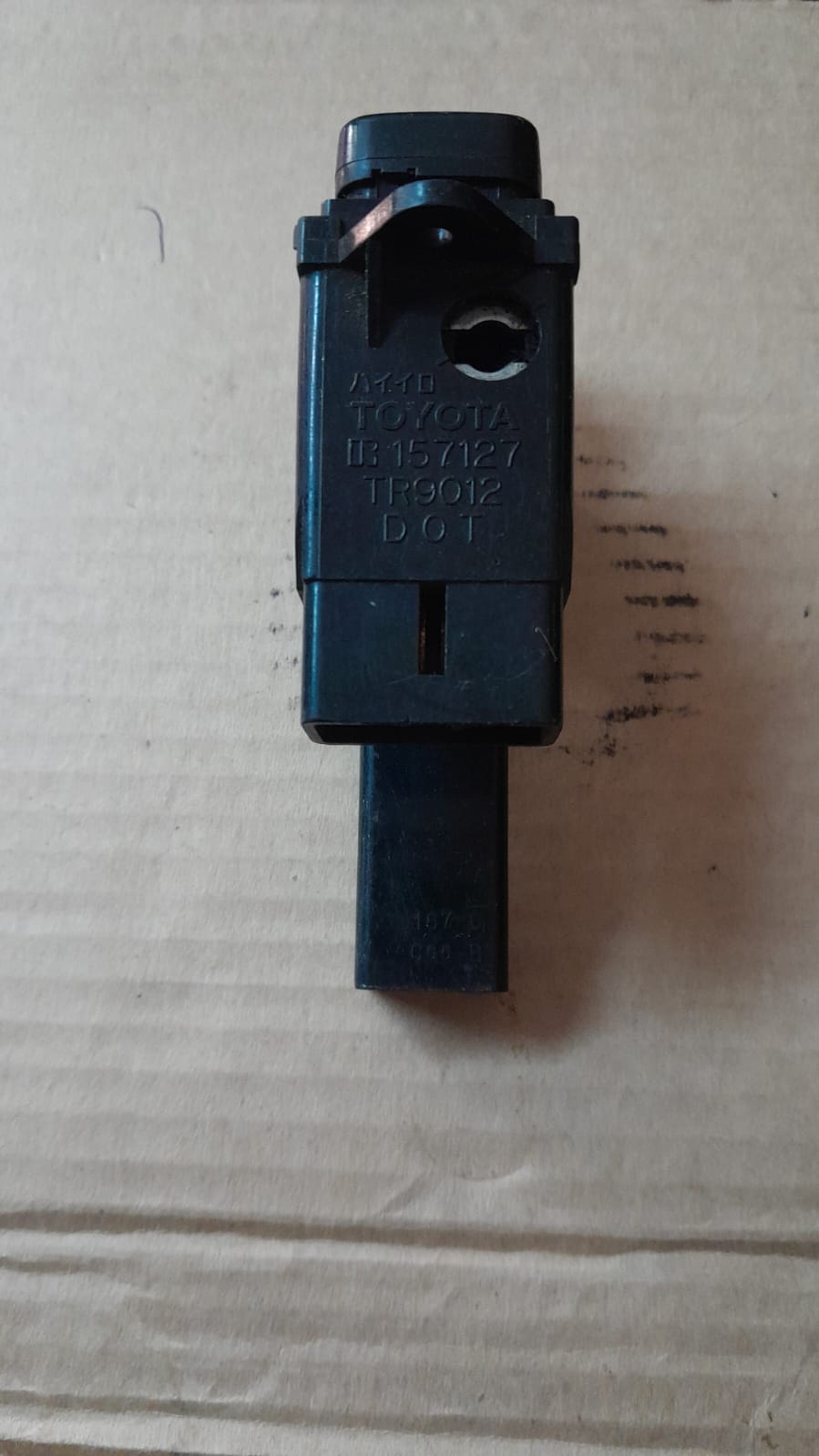 Toyota Corolla E10 Кнопка обогрева заднего стекла для Toyota Corolla E10 1992-1997 (+аварийка) 8433212390  8433212330