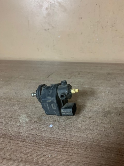 Моторчик корректора фары A4 [B6] 2000-2004;A2 [8Z0] 2000-2005;A4 [B5] 1994-2000;Golf IV/Bora 1997-2005;Polo Classic 1995-2002;Passat [B5] 2000-2005;Golf V Plus 2005-2014;Q7 [4L] 2005-2015;Polo 1999-2001;Polo 2001-2009 ()