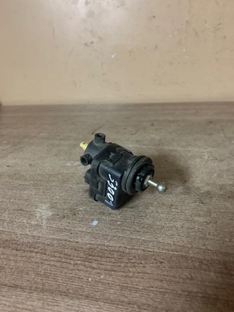 Моторчик корректора фары A4 [B6] 2000-2004;A2 [8Z0] 2000-2005;A4 [B5] 1994-2000;Golf IV/Bora 1997-2005;Polo Classic 1995-2002;Passat [B5] 2000-2005;Golf V Plus 2005-2014;Q7 [4L] 2005-2015;Polo 1999-2001;Polo 2001-2009 ()