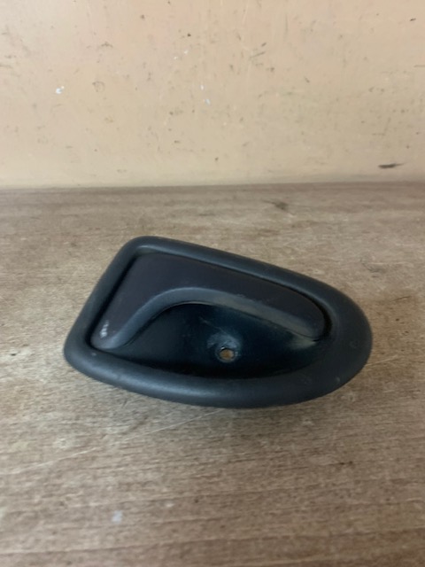 Ручка двери внутренняя правая Clio II/Symbol 1998-2008 (ПЕРЕДНЯЯ = ЗАДНЯЯ 7700432708)