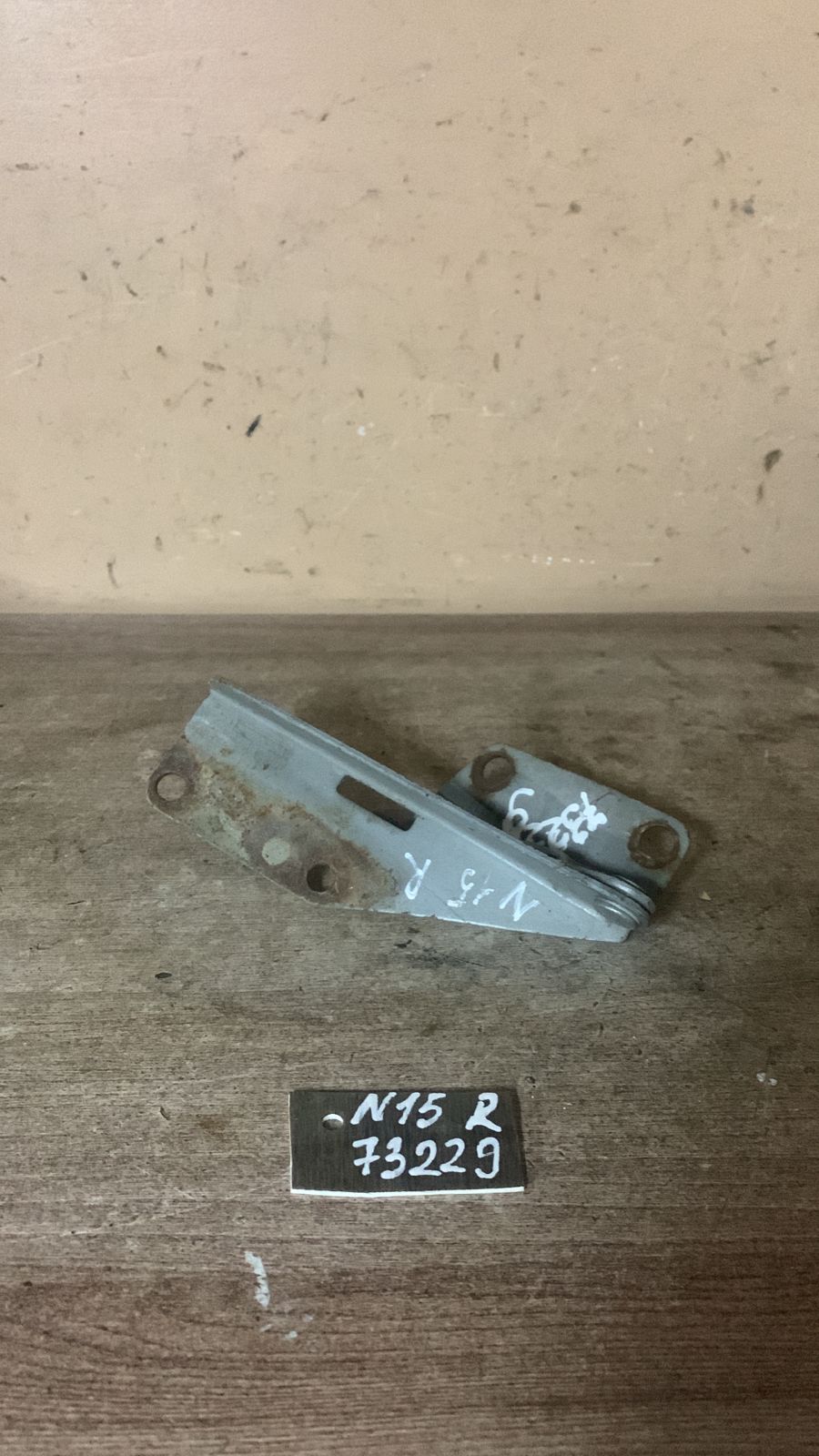 Nissan Almera N15 Петля капота правая для Nissan Almera N15 1995-2000 (654000M000)