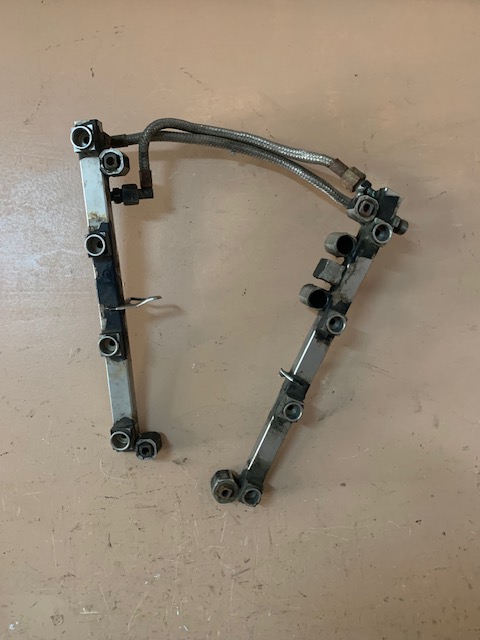 Audi V8 Рейка топливная рампа  для Audi V8 1988-1994 3,6  077133679B 077133680 B Левая + правая