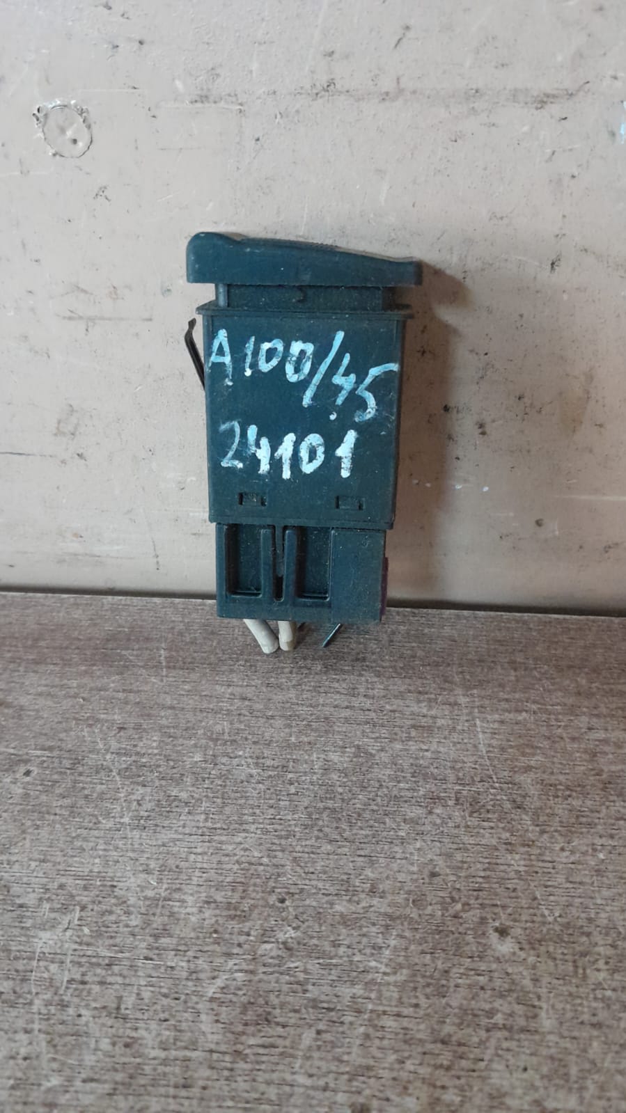 Audi 80-90 [B4] Кнопка обогрева заднего стекла AUDI 100/200/80  4A0941503