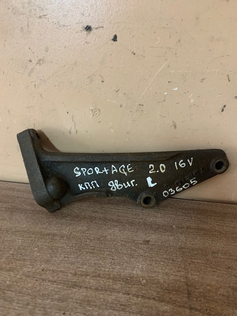 Kia Sportage 1994-2004 Кронштейн КПП левый для Kia Sportage 1993-2006 (2.0 8V БЕНЗ ЧУГУН)  0K01116131A