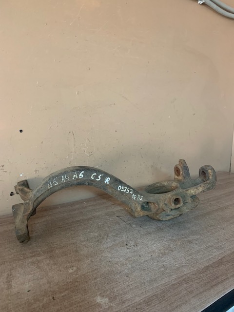 Audi A6 [C5] Кулак поворотный передний правый A6 [C5] 1997-2004;A4 [B5] 1994-2001;Passat [B5] 1996-2000;Passat [B5] 2000-2005  (8D0407258Ab)  диам82