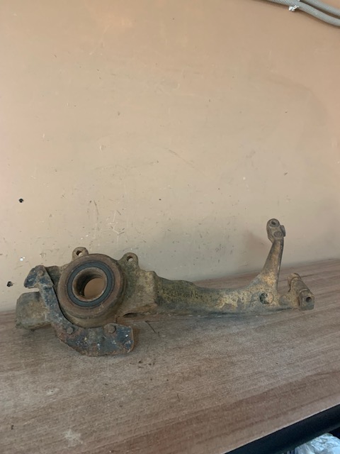 Audi A6 [C5] Кулак поворотный передний правый A6 [C5] 1997-2004;A4 [B5] 1994-2001;Passat [B5] 1996-2000;Passat [B5] 2000-2005  (8D0407258Ab)  диам82