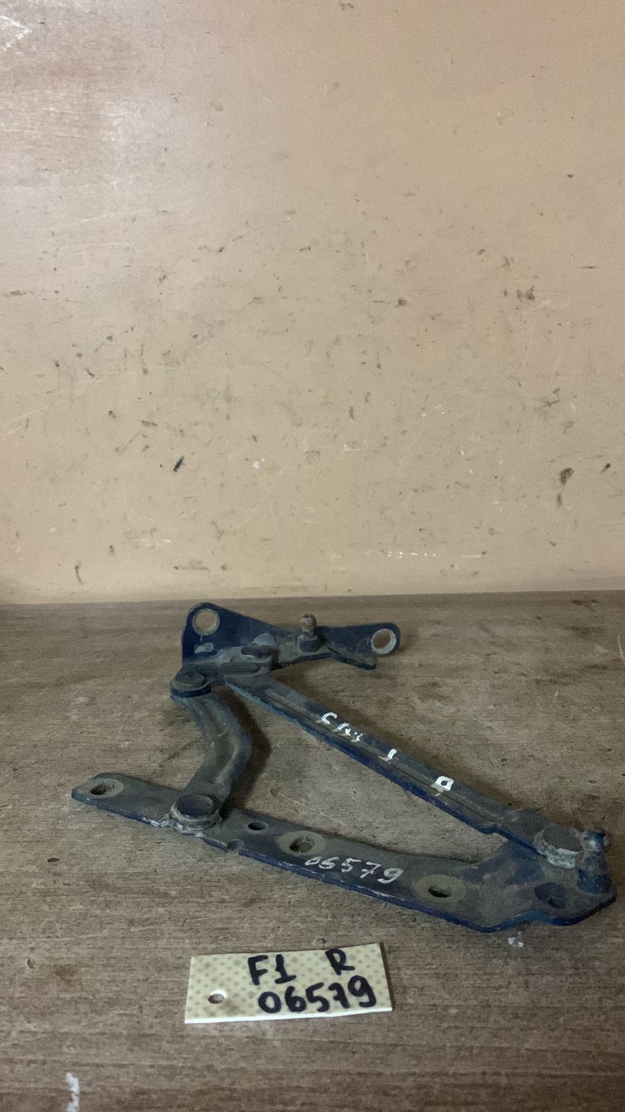 Ford FOCUS 2 2005-2008 Петля крышки багажника FORD FOCUS I/FOCUS II (ПРАВАЯ) XS41F42700AF 1595457