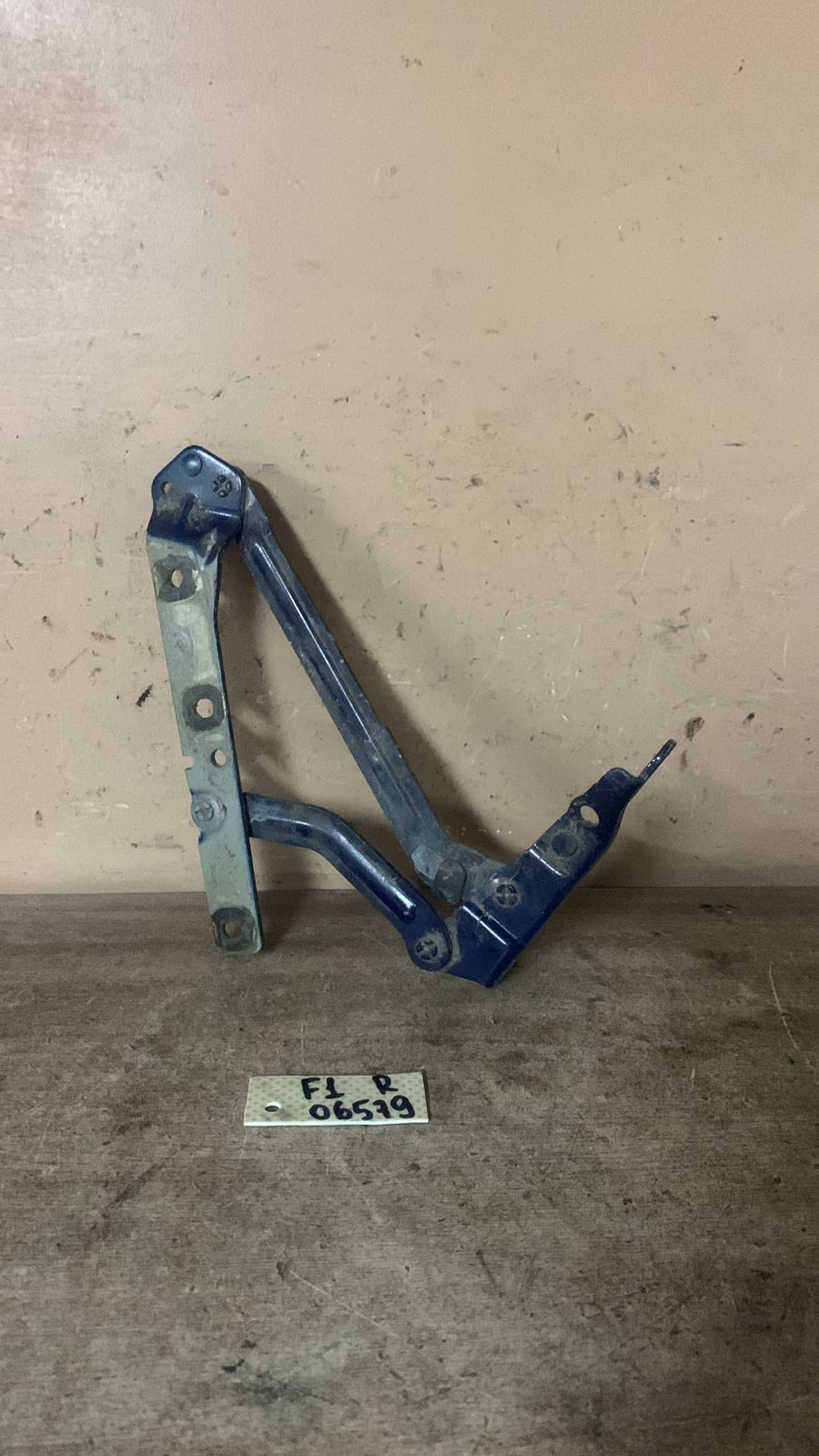Ford FOCUS 2 2005-2008 Петля крышки багажника FORD FOCUS I/FOCUS II (ПРАВАЯ) XS41F42700AF 1595457