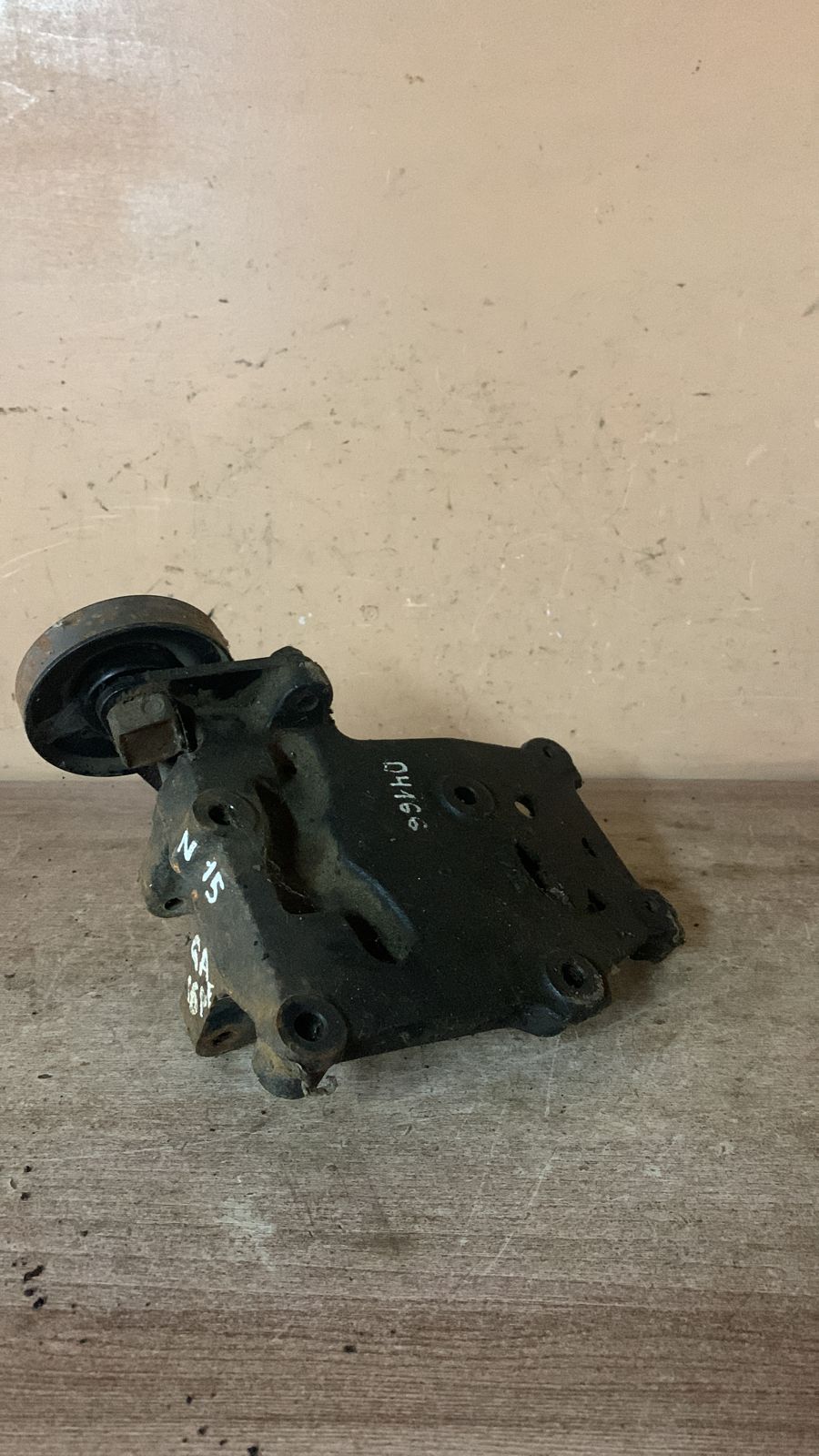 Nissan PRIMERA P11 (1996-2002) Кронштейн кондиционера Primera P11E 1996-2002;Almera N15 1995-2000;Primera WP11E 1998-2001 (GA16DE) 1191053Y00