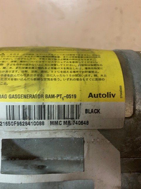 Подушка безопасности пассажирская (в торпедо) MITSUBISHI CARISMA (DA) (1995-2000)  MR740648