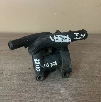 Корпус термостата для Ford Focus I 1998-2004 (1,8) 1319480  XS4G9K478BC