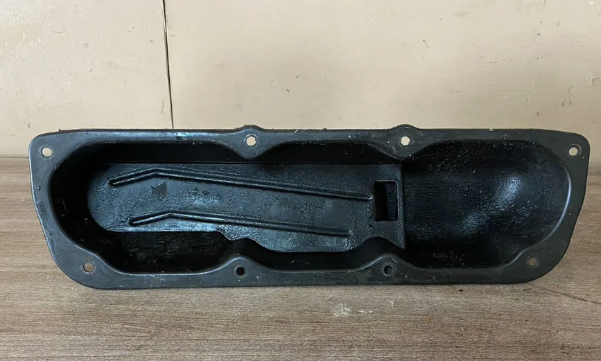 Крышка головки блока (клапанная) для Dodge Intrepid 1993-1997   04621860  правая