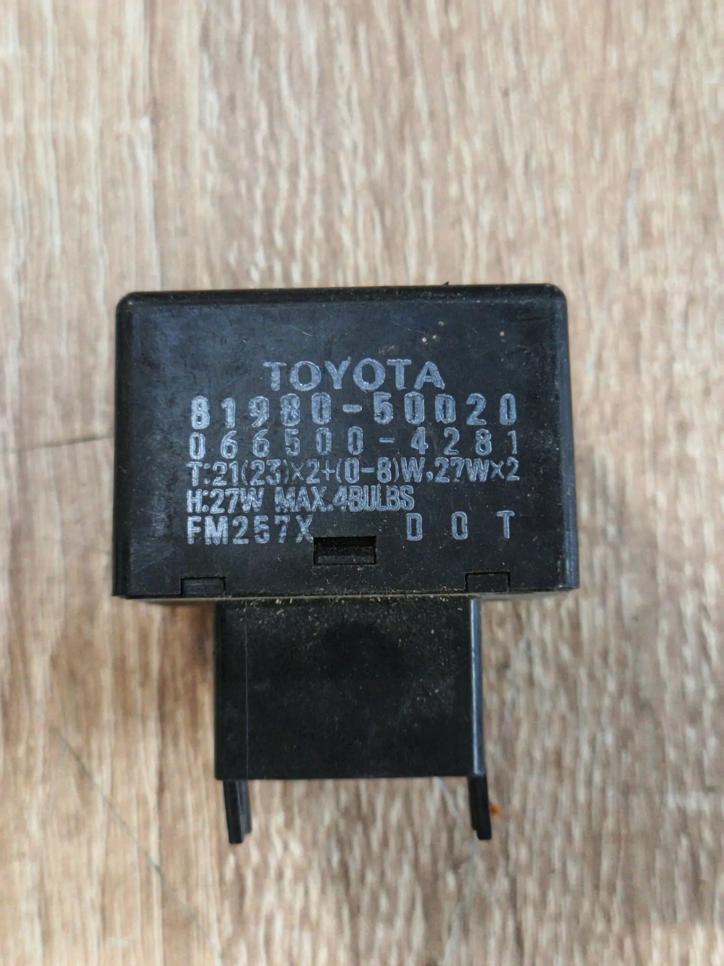 Реле поворотов TOYOTA LAND CRUISER (100) (1998-2007) 8198060020