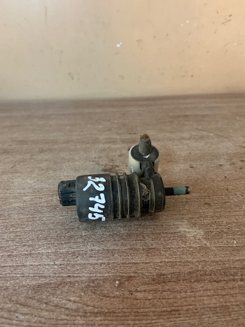 Volkswagen Passat B4 Насос омывателя для VW Passat [B4] 1994-1996  (универсал два отвода1450185