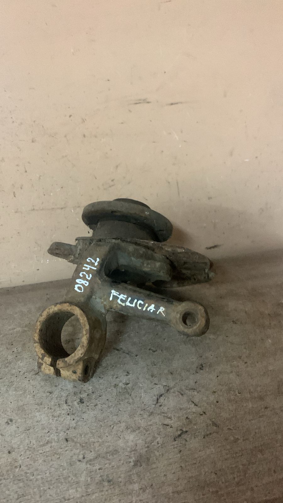 Кулак поворотный передний правый для Skoda Felicia 1995-1998 Favorit 1989-1997; Felicia 1998-2001 (6U0407256)