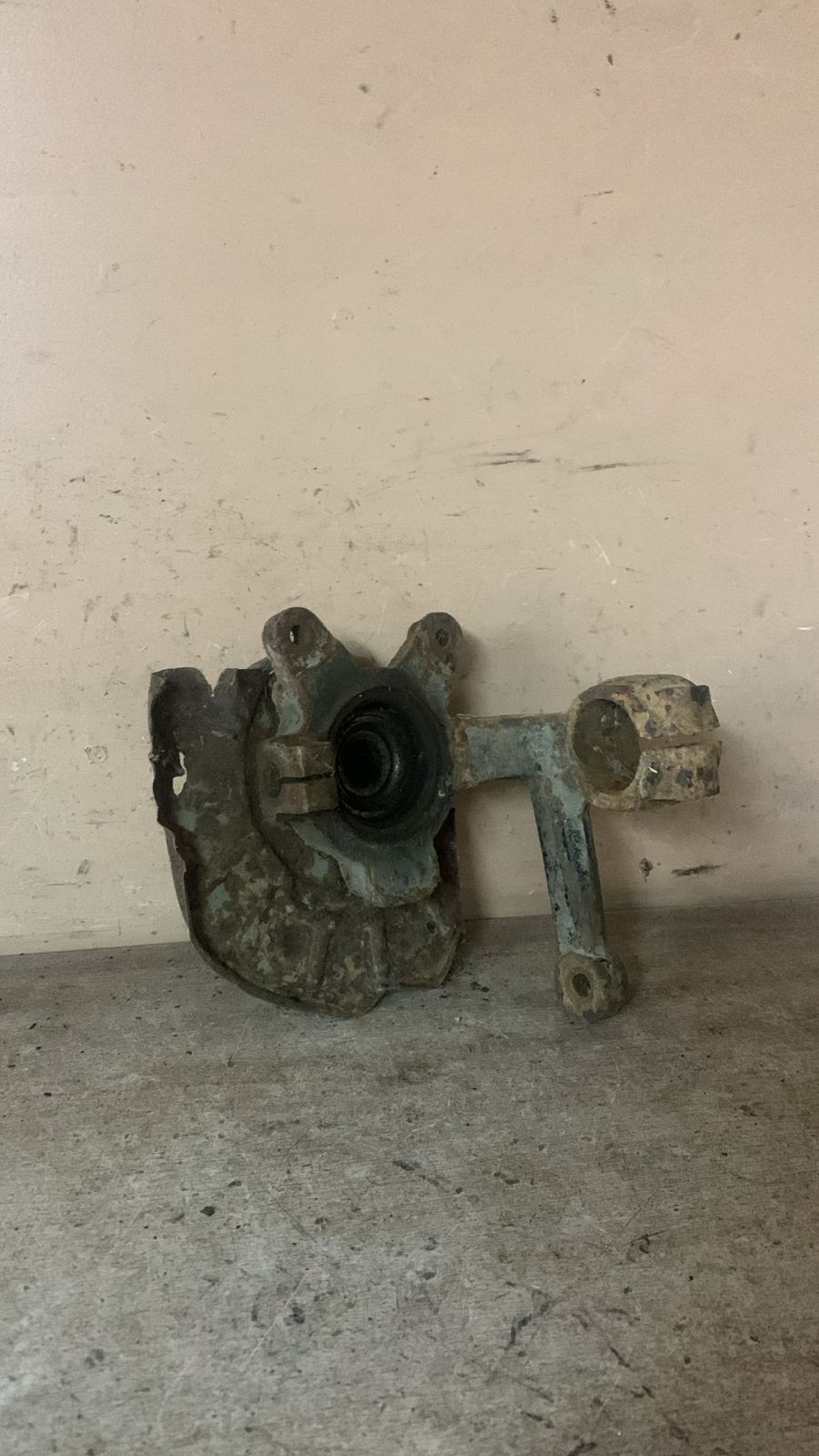 Кулак поворотный передний правый для Skoda Felicia 1995-1998 Favorit 1989-1997; Felicia 1998-2001 (6U0407256)