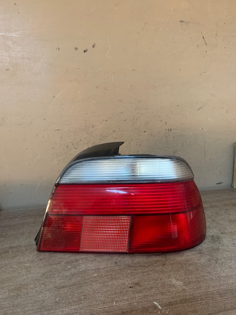 BMW 5-я серия E39 Фонарь задний Правый BMW E39 95-03 (красно-белый)  (АНАЛОГ DEPO ДО 09.2000Г СЕДАН  4441909RUECR)